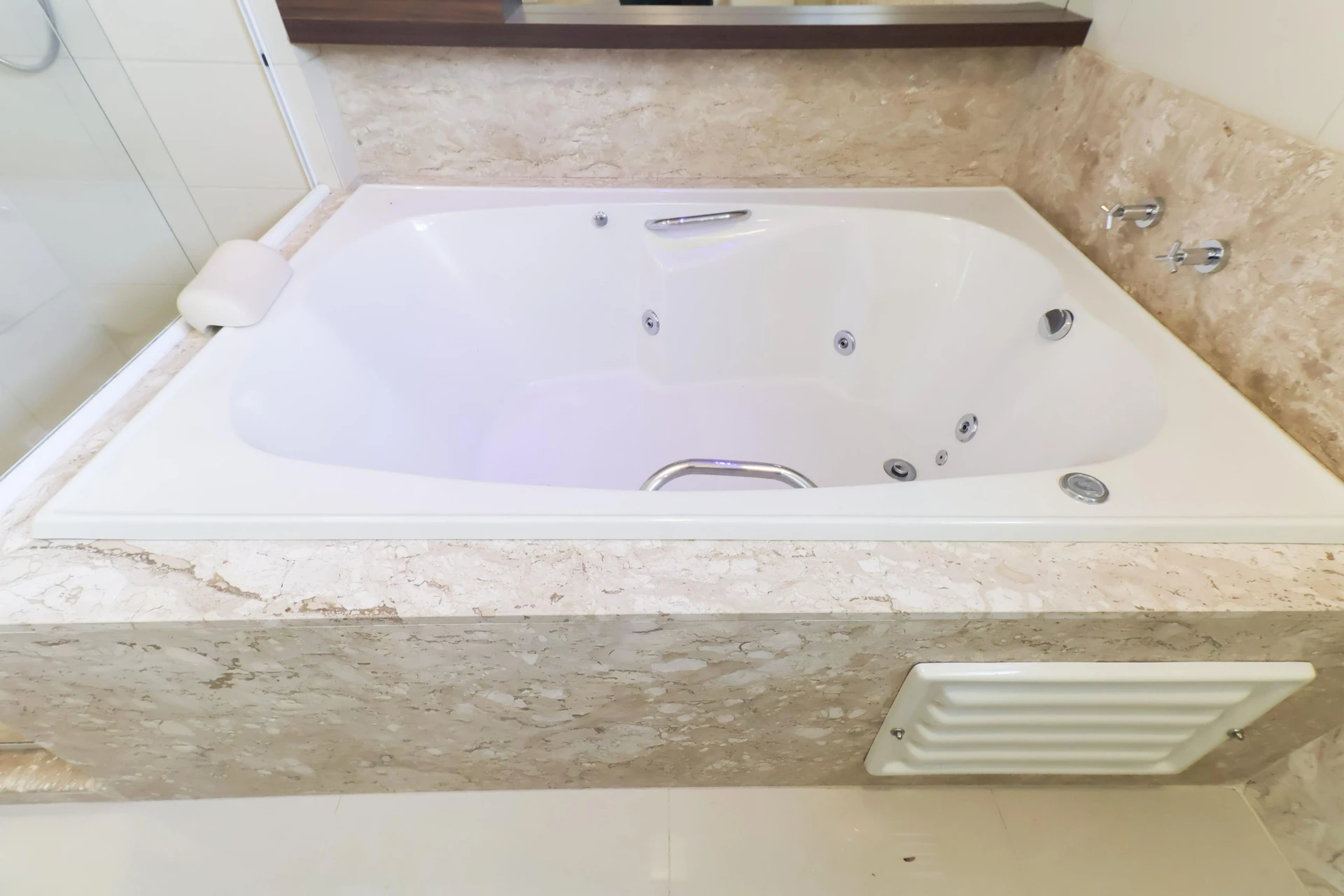 Furnished apartment, 266 m², with a bathtub — photo 45