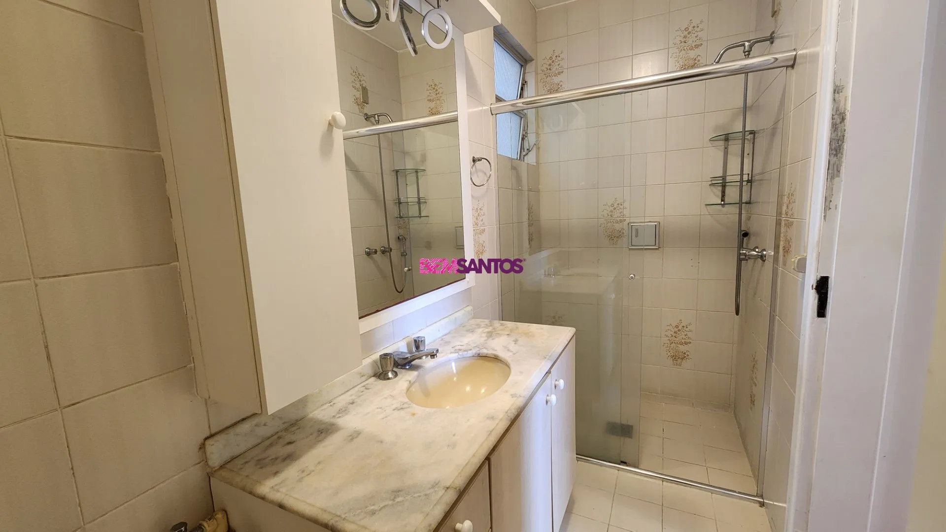 Furnished 4-bedroom apartment with a balcony — photo 32