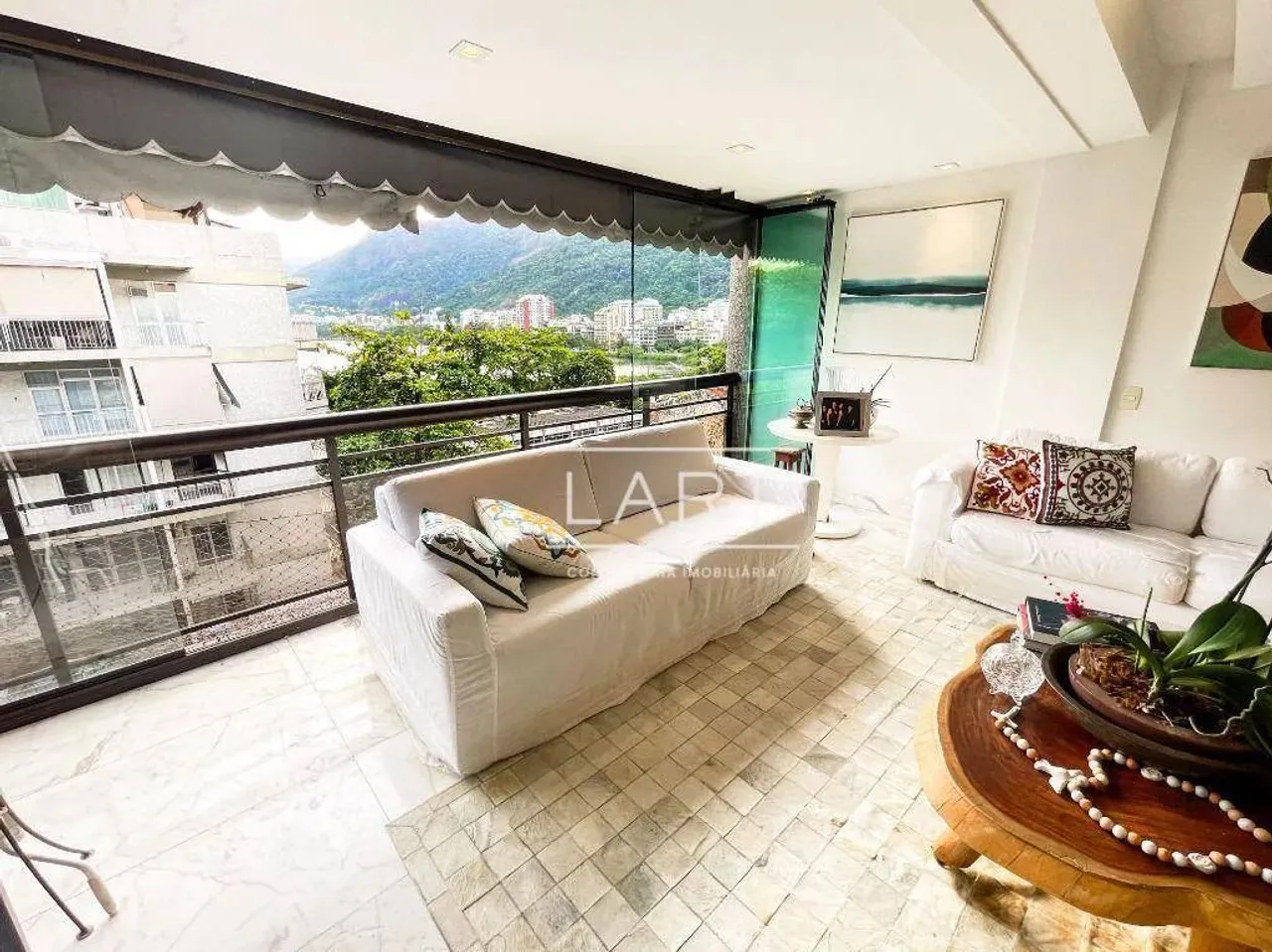 4-bedroom penthouse-style home with 324 m² kitchen — photo 11