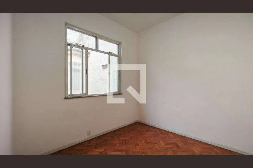 One-bedroom apartment with wood or laminate floors — photo 5