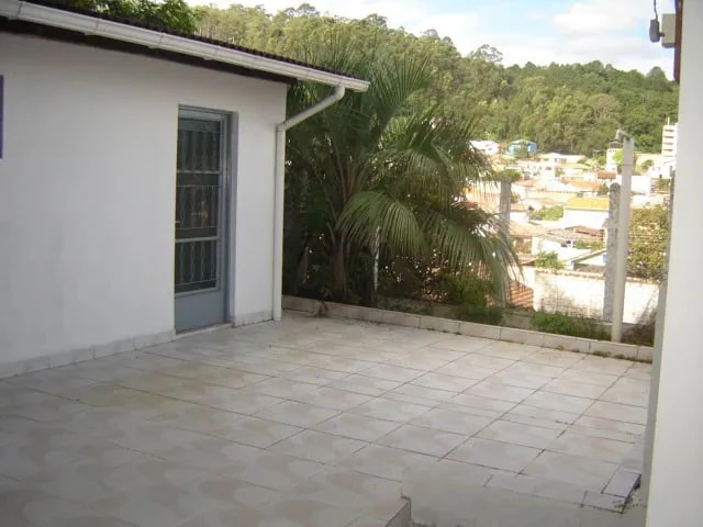 Casa residencial com 3 quartos e bancada na sacada — photo 2