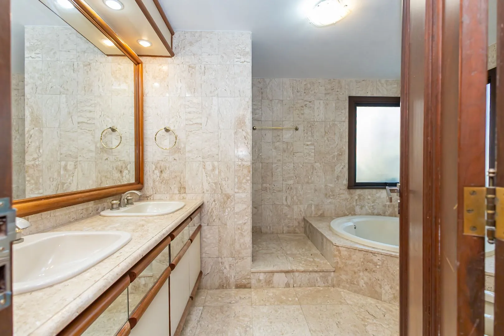Rental house with 4 bedrooms and 5 bathrooms across 550 m² — photo 46