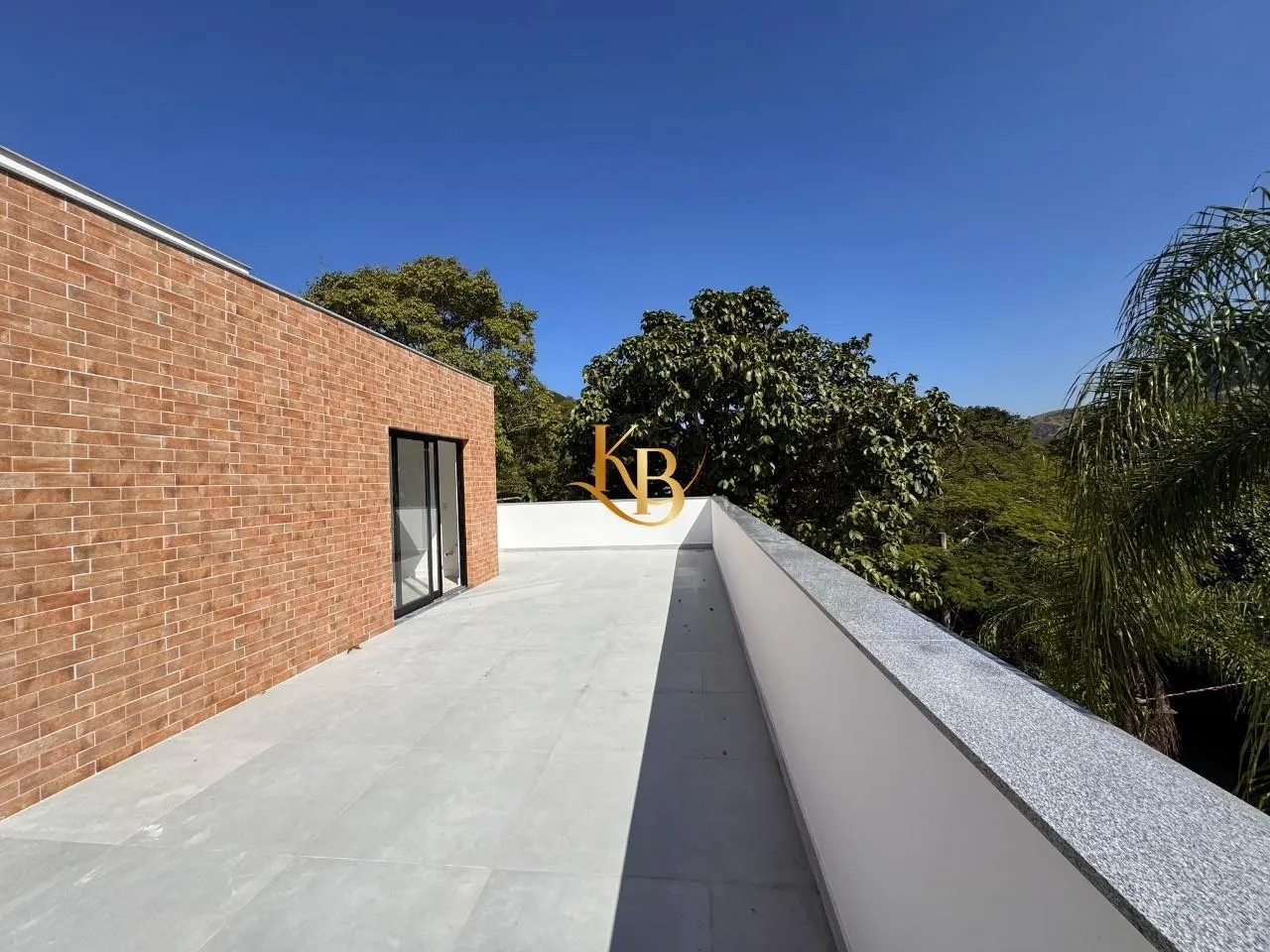Casa com 5 quartos e área de piscina ao ar livre — photo 48