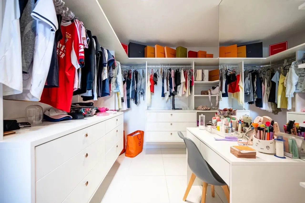 Furnished 6-bedroom house, 266 m² and 3 parking spots — photo 37