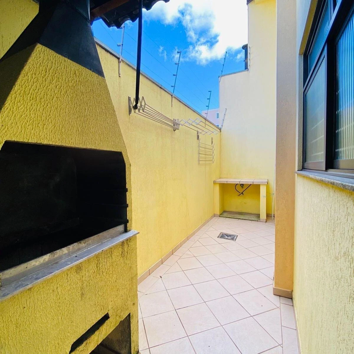 3-bedroom house with a glass-enclosed balcony in Curitiba — photo 31