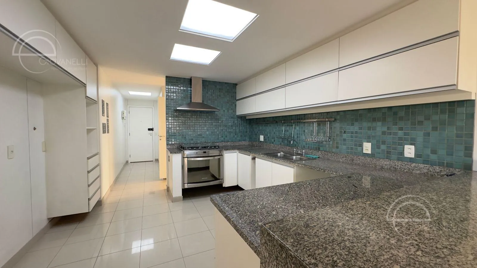 4-bedroom apartment with a separate kitchen, 260 m² — photo 58