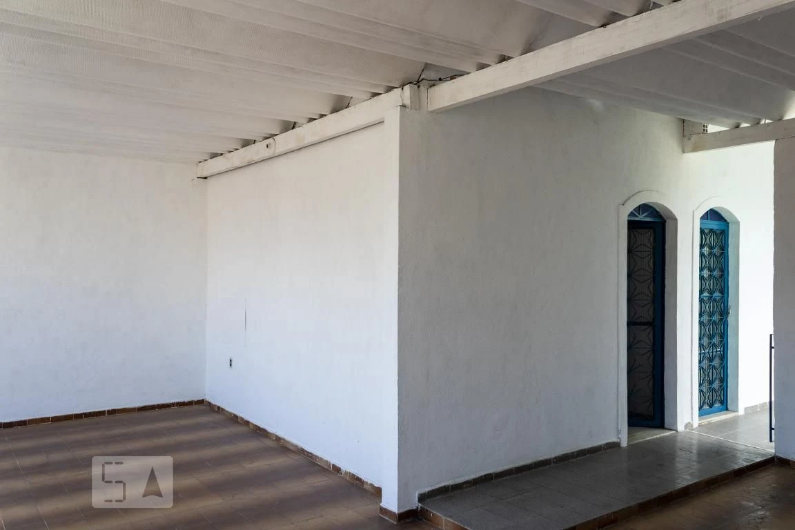 Casa com 4 quartos, varanda e quintal privativo