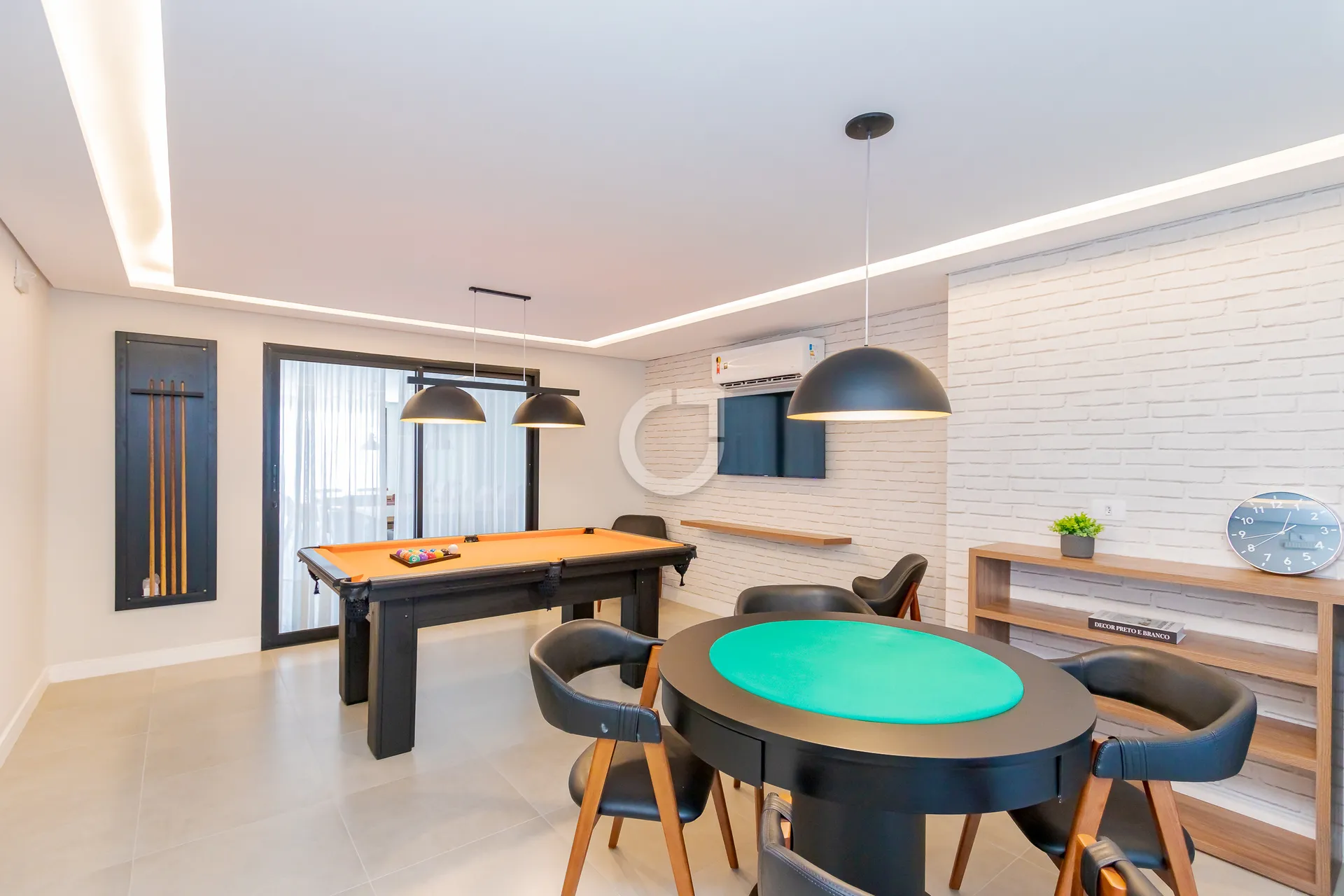 Furnished 1-bedroom apartment with open-plan kitchen — photo 26