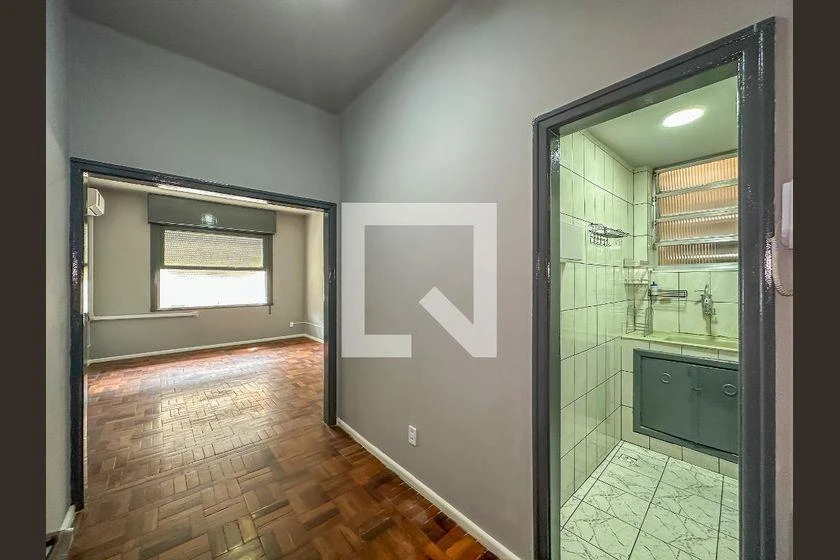 Studio com piso de madeira ou laminado, Centro — photo 7