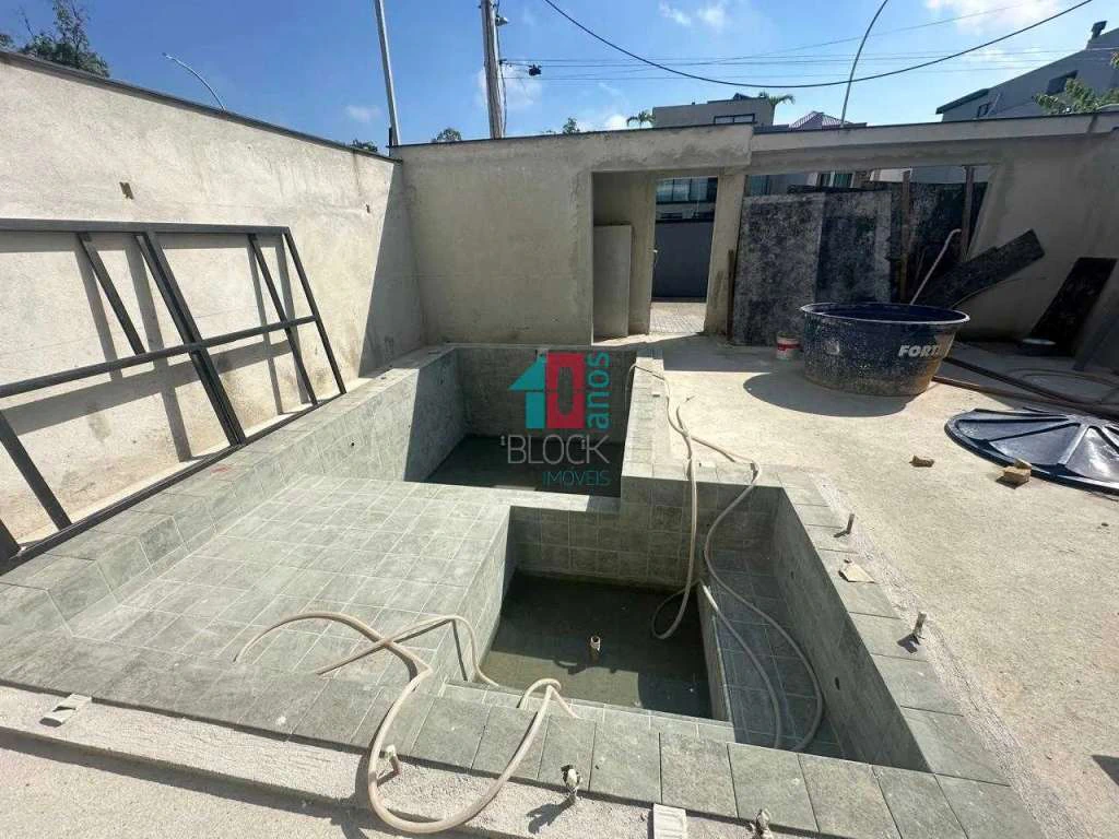 Casa com 5 suítes, 8 banheiros e 3 vagas para reformar — photo 19