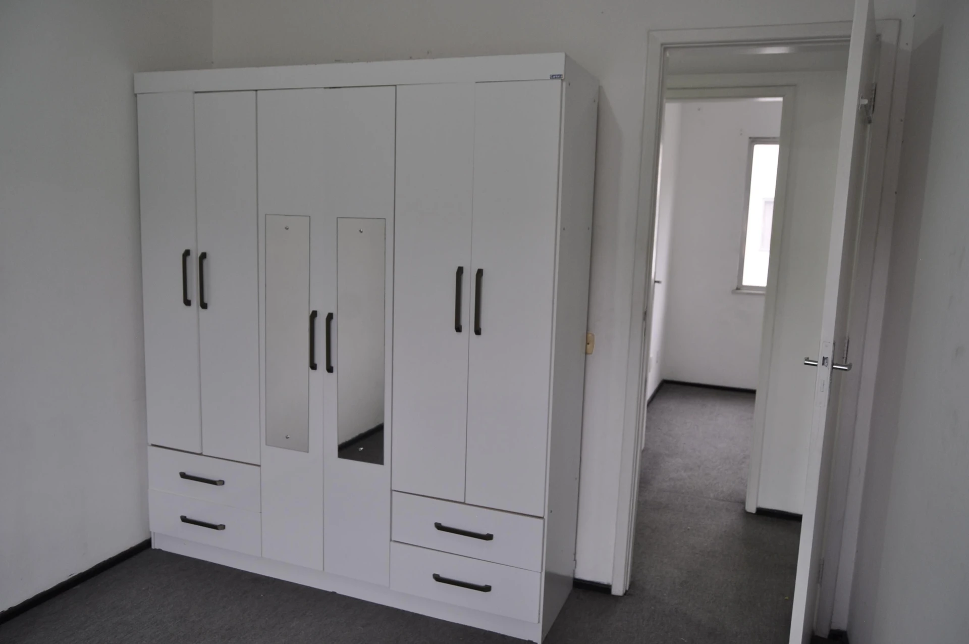 Квартира з 3 спальнями та балконом — photo 25