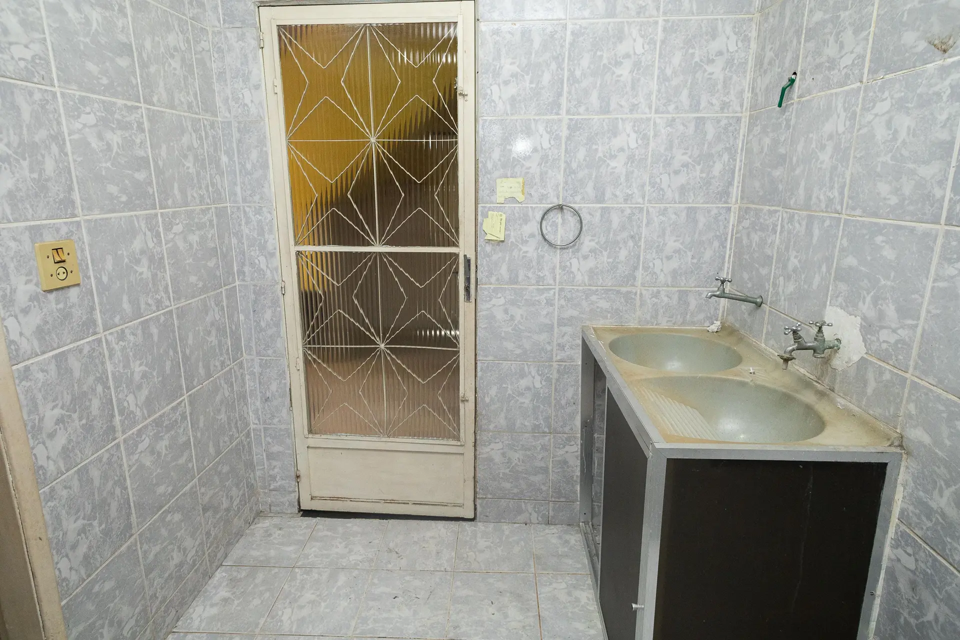 House with 3 bedrooms, 1 en-suite, and private yard — photo 24