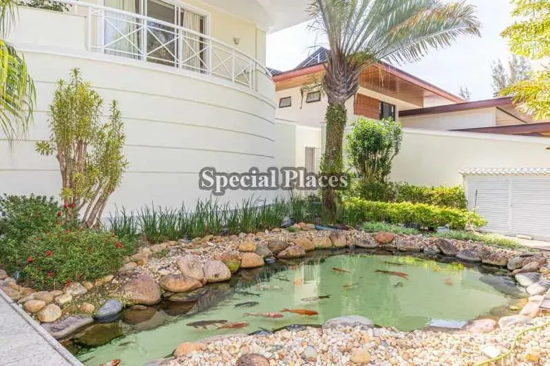 Furnished home with 5 bedrooms and 5 parking spaces — photo 8