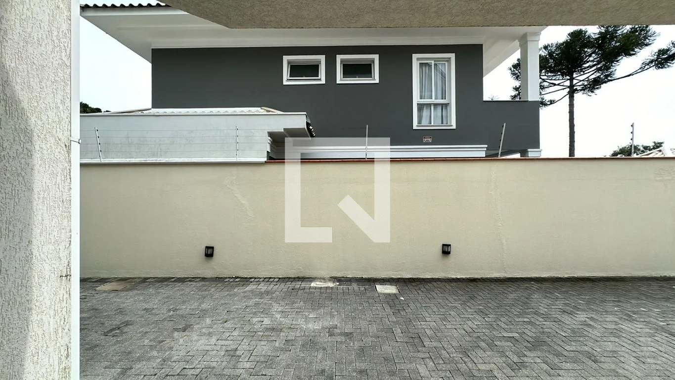 3-bedroom house with a glass-enclosed balcony in Curitiba — photo 17