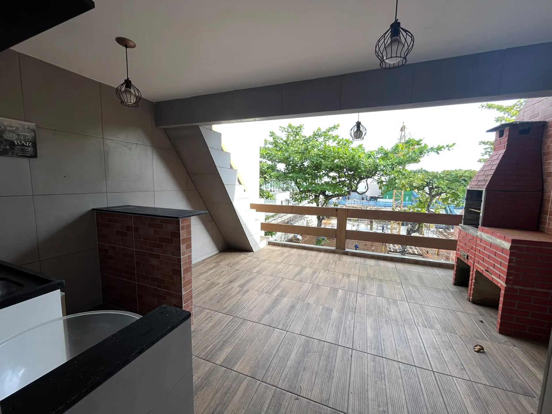 Balcony with a grill in a 3-bedroom house, 200 m² — photo 6