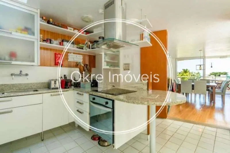 Furnished 644 m² house with 4 bedrooms and 7 bathrooms — photo 28