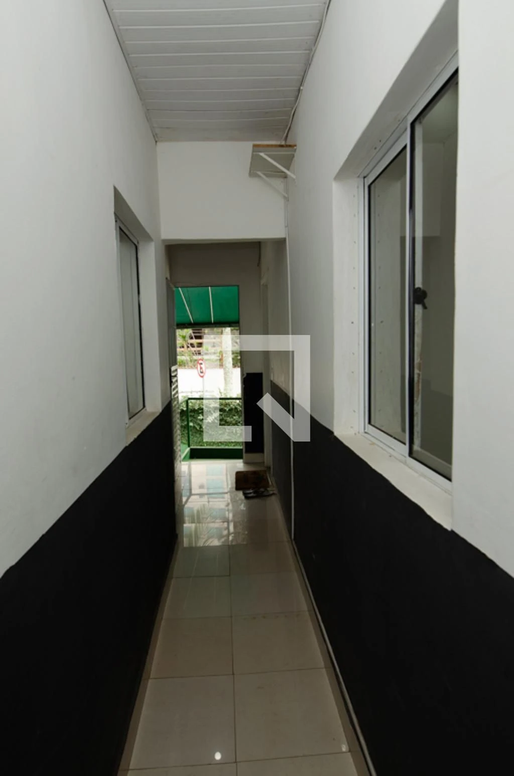Unfurnished 1-bedroom apartment with a washing machine — photo 9