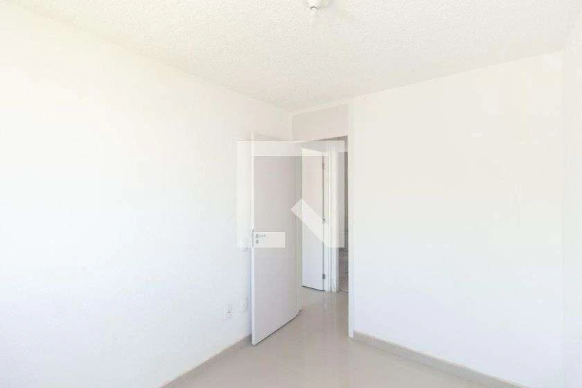 Minimal-style 2-bedroom apartment with ceramic floors — photo 25