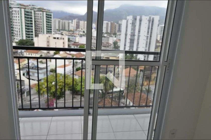One-bedroom apartment with a mountain view