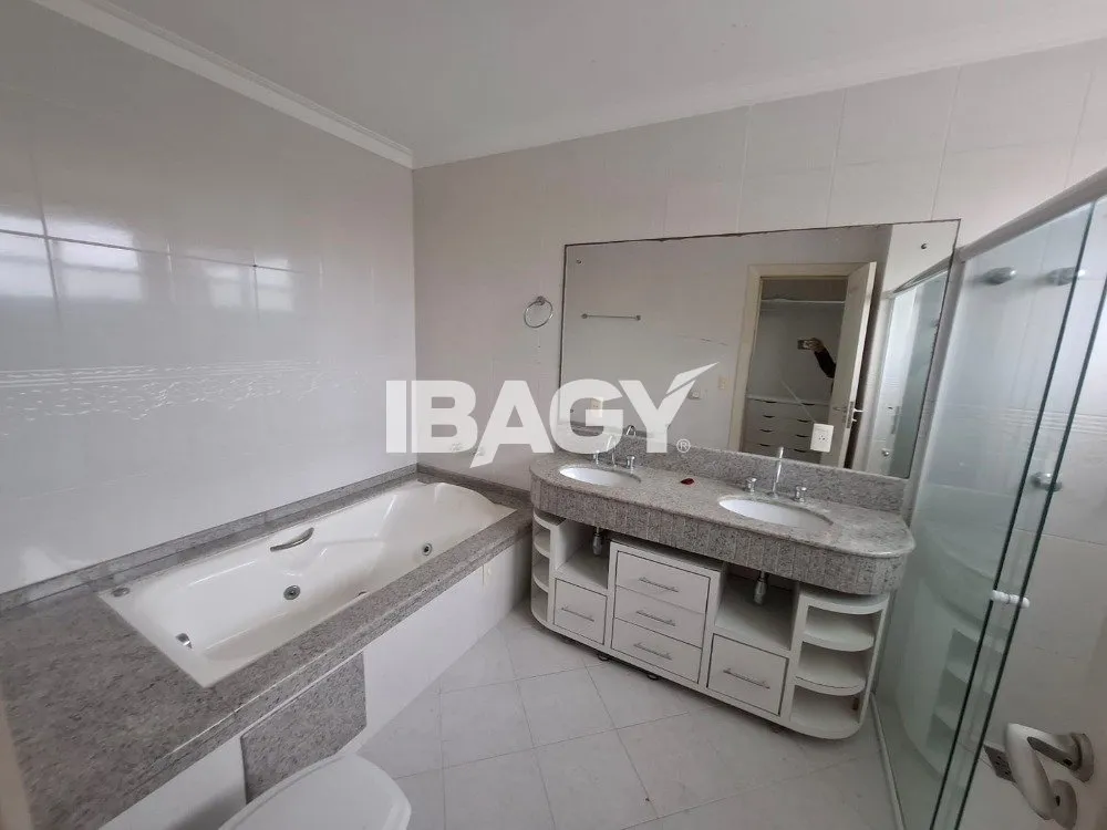 4-bedroom house with 3 suites and 400 m² total area — photo 26