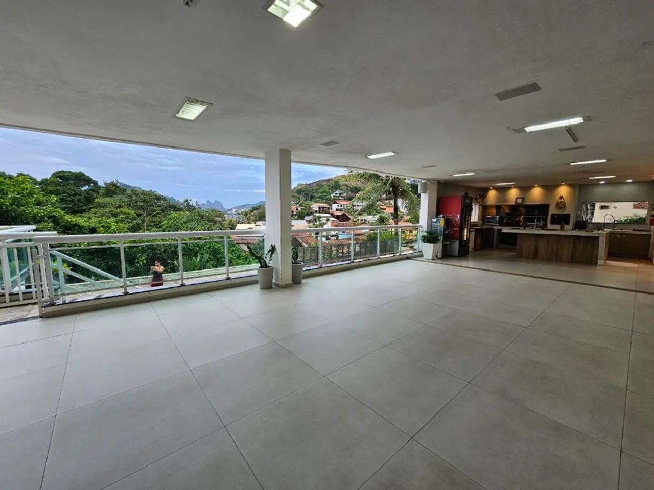 House with 5 bedrooms and open-plan kitchen — photo 8