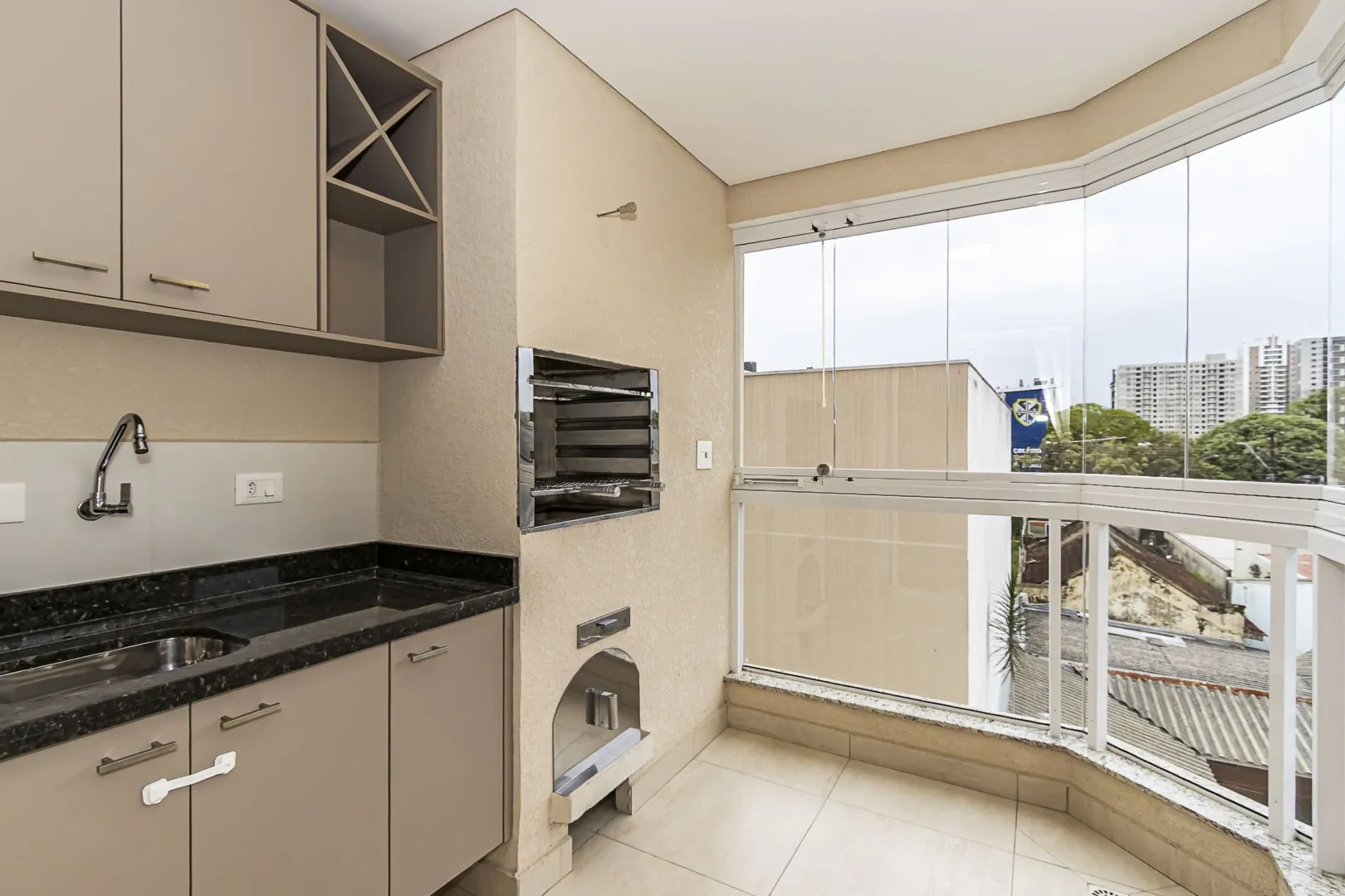 Balcony with a grill in a 2-bedroom apartment, 59 m² — photo 6