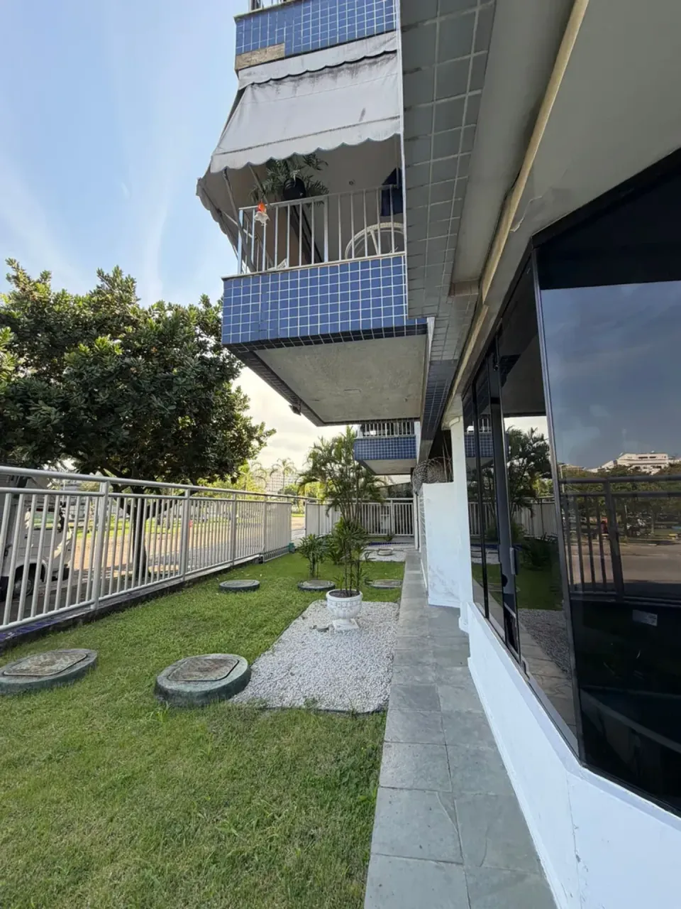 3-bedroom apartment with 2 bathrooms and glass shower — photo 12