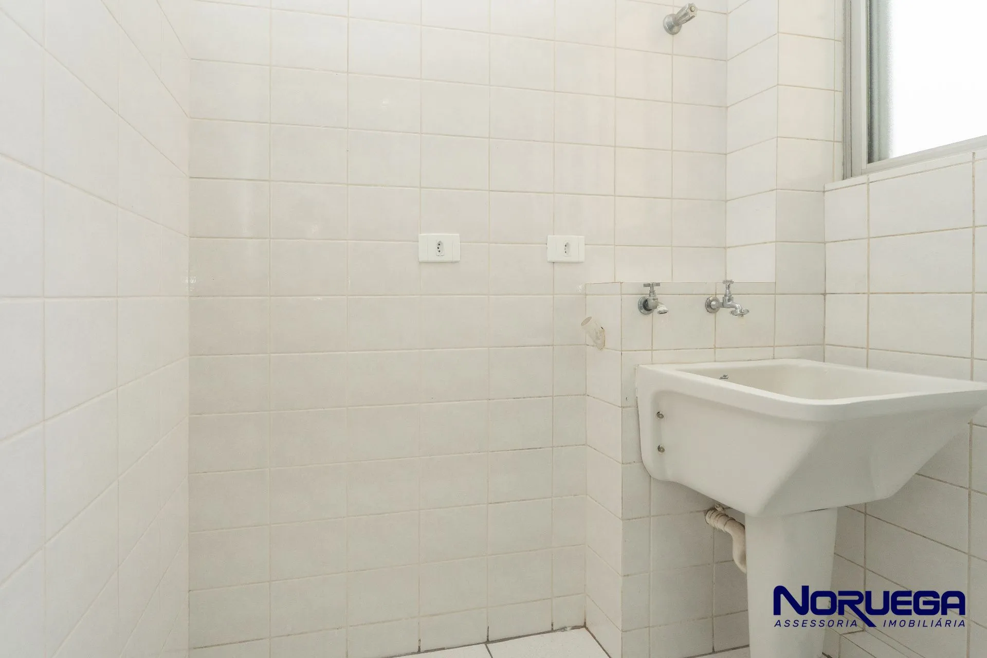 Wood or laminate floors in a 2-bedroom apartment, 103 m² — photo 10
