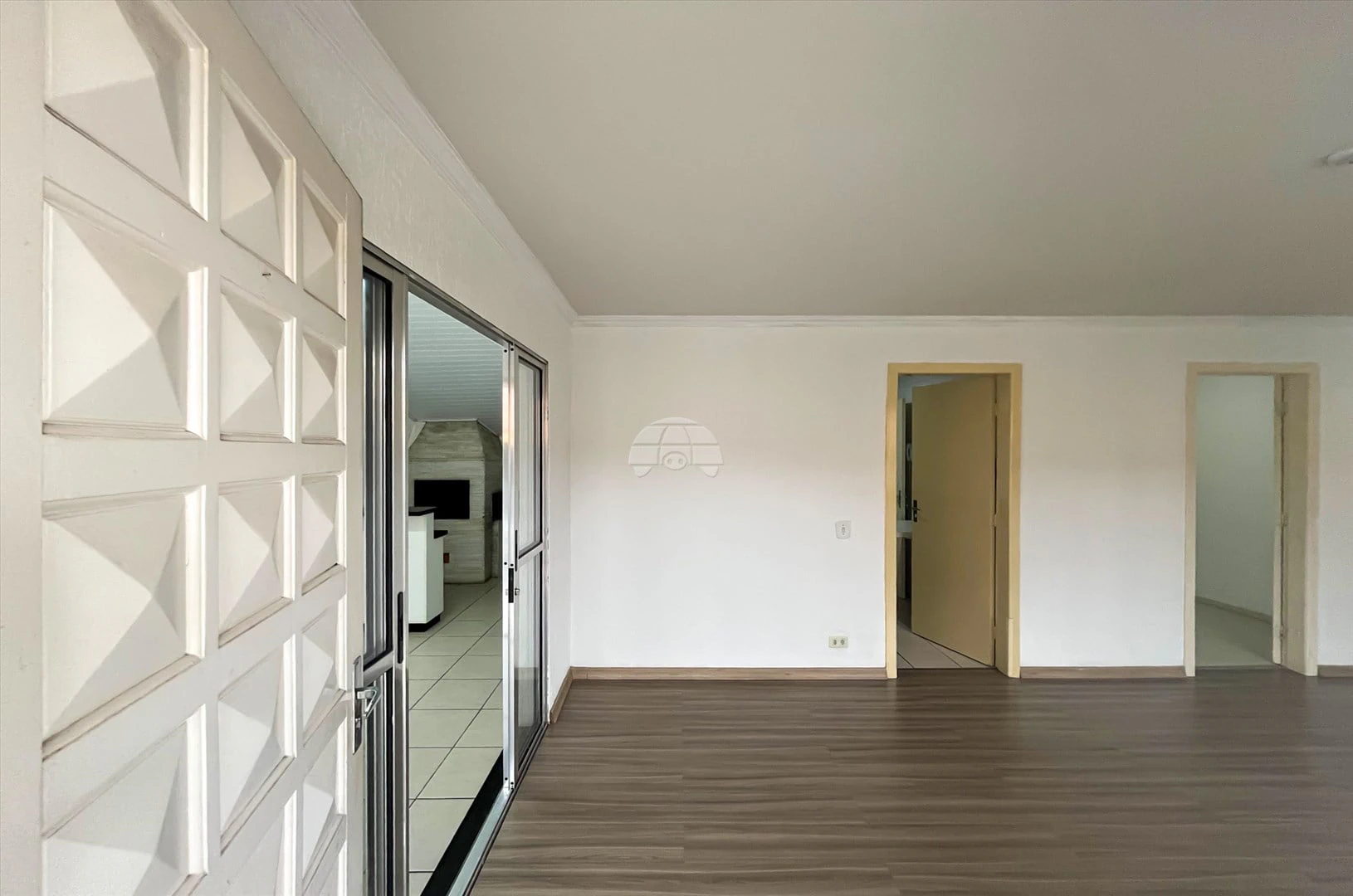 Wood or laminate floors in a 3-bedroom house, 100 m²