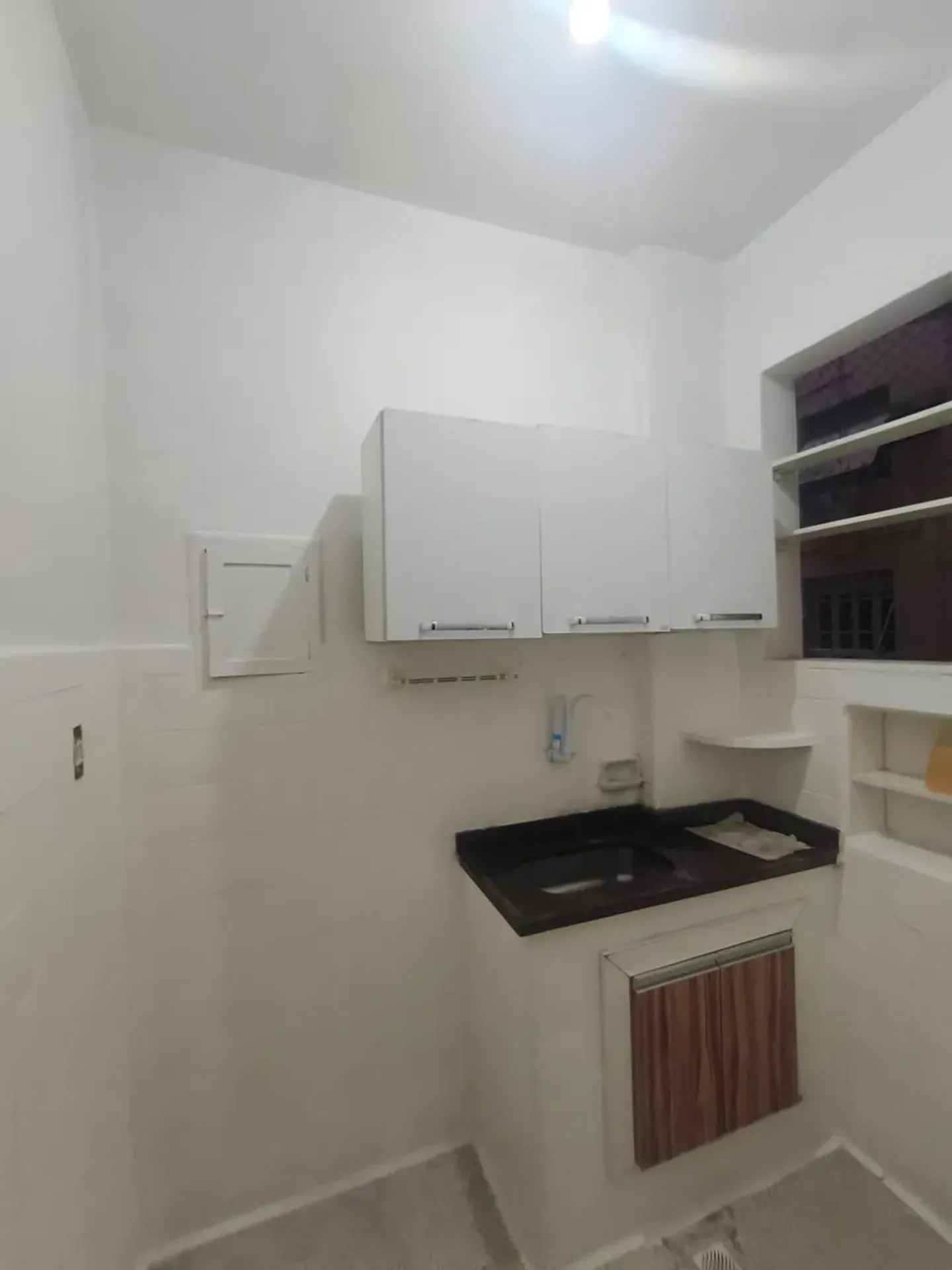 Apartamento de 1 quarto com piso de madeira ou laminado