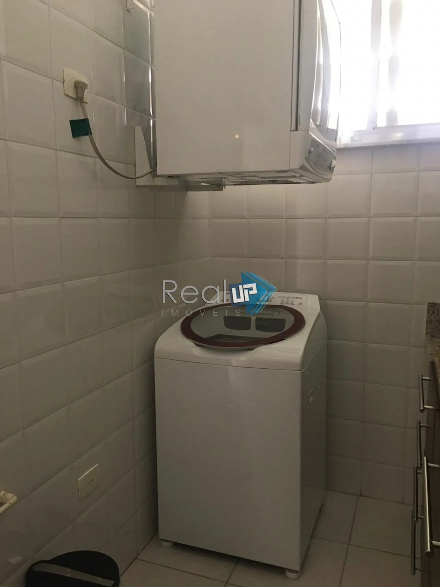 One-bedroom apartment with a washing machine — photo 8