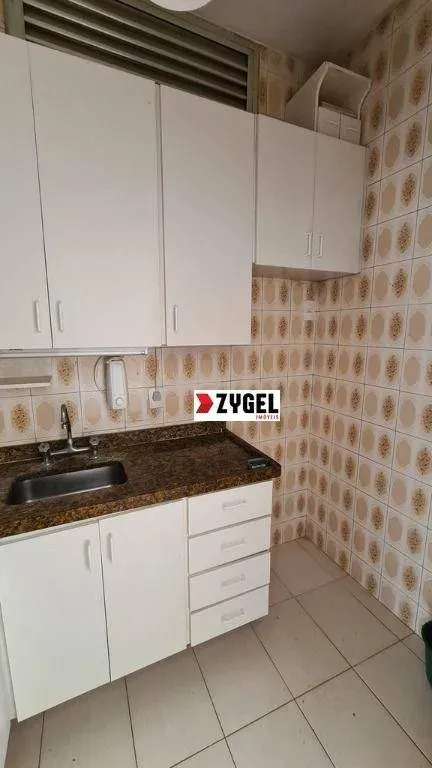 Apartamento de 1 quarto com piso de madeira ou laminado