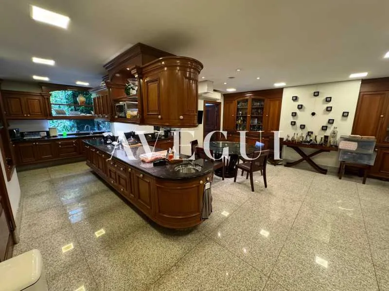 Apartment with 5 bedrooms and a balcony — photo 28