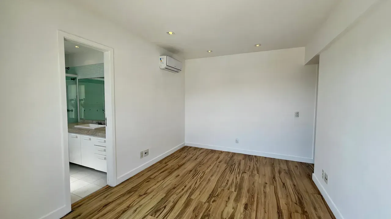 Rental apartment with 4 bedrooms and enclosed balcony — photo 13