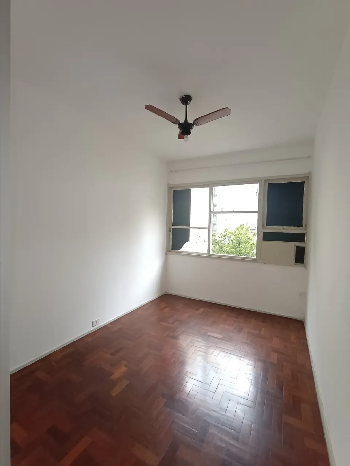 Wood or laminate floors in a 3-bedroom apartment, 97 m²