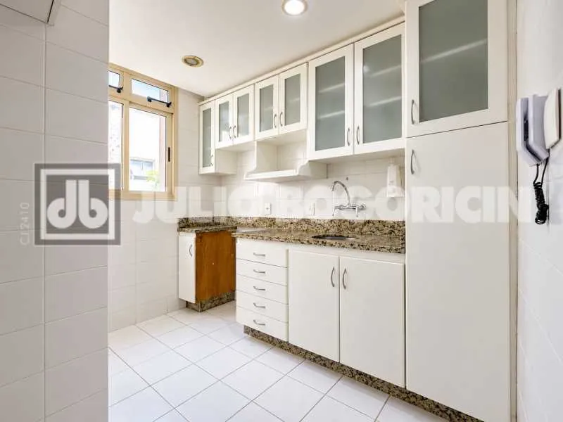 3-bedroom apartment with a park view in Rio de Janeiro — photo 9