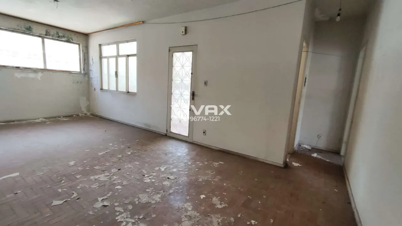 House with 5 bedrooms and 5 bathrooms needs renovation — photo 11