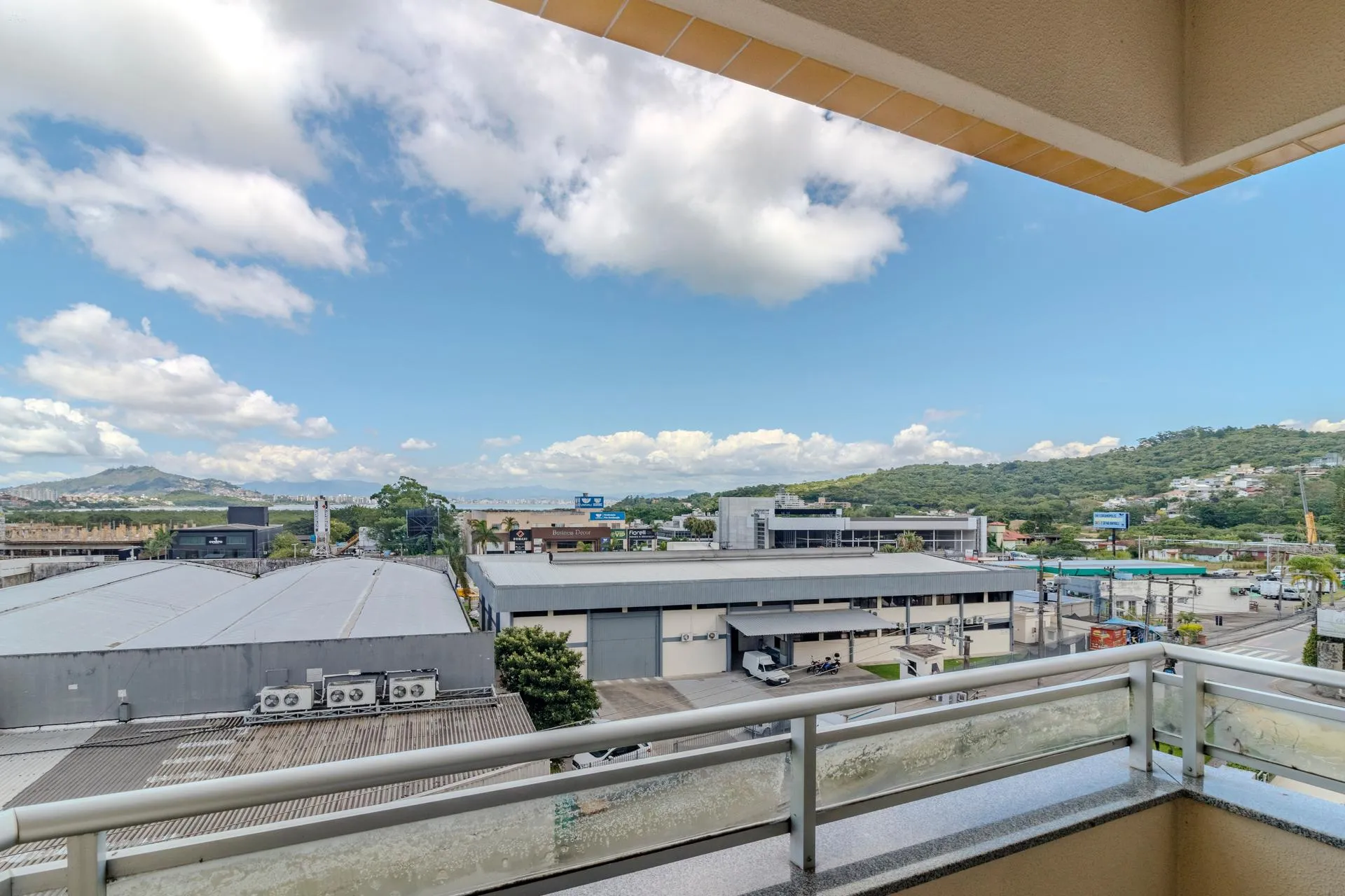 Apartment on the 4th floor with a grill on the balcony — photo 16