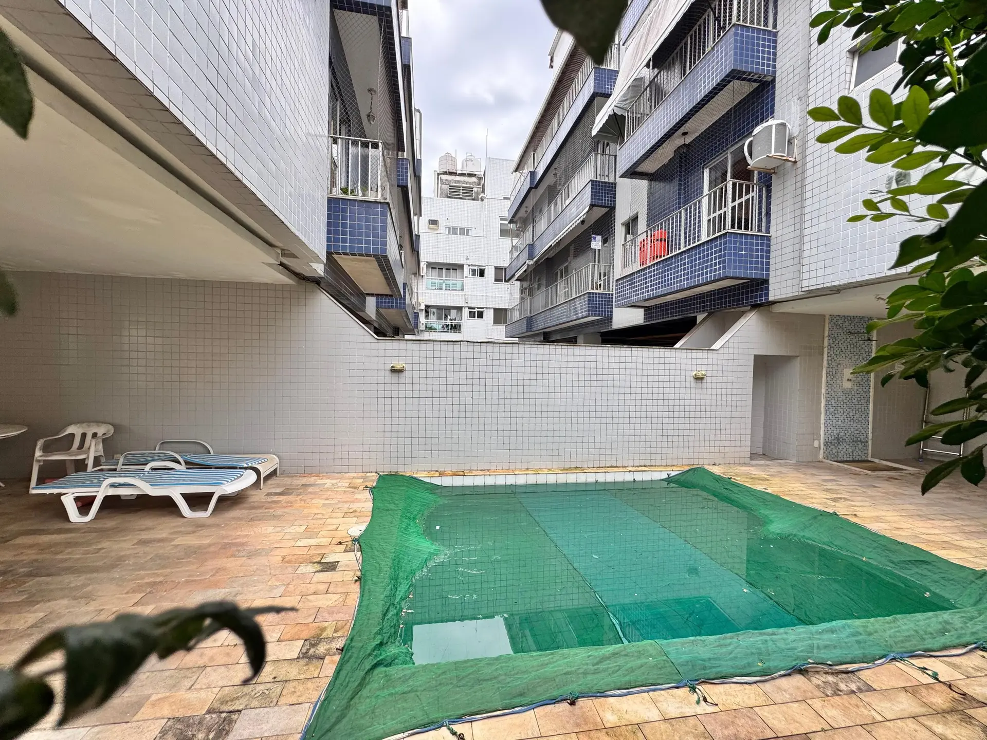 3-bedroom apartment with a balcony and laundry area — photo 3