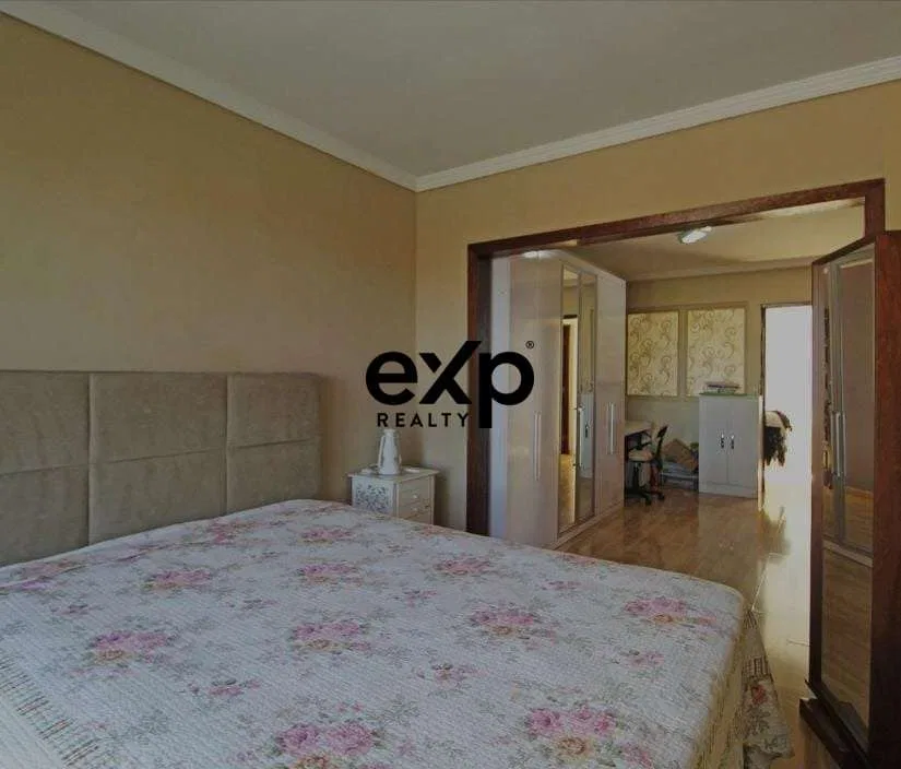 4-bedroom house with 2 parking spots and 438 m² — photo 2