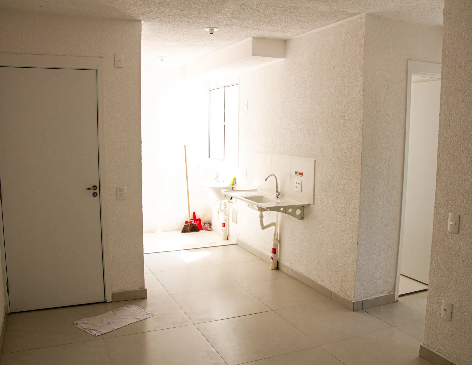 Balcony with a grill in a 2-bedroom apartment, 45 m² — photo 20