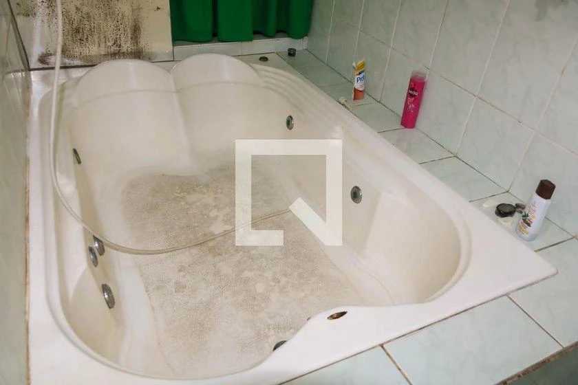 2-bedroom house with a bathtub — photo 21