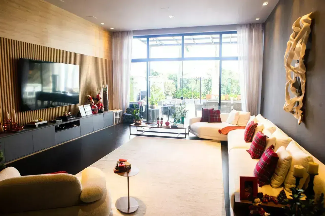 Furnished triplex house with 5 en-suites and 1,200 m²