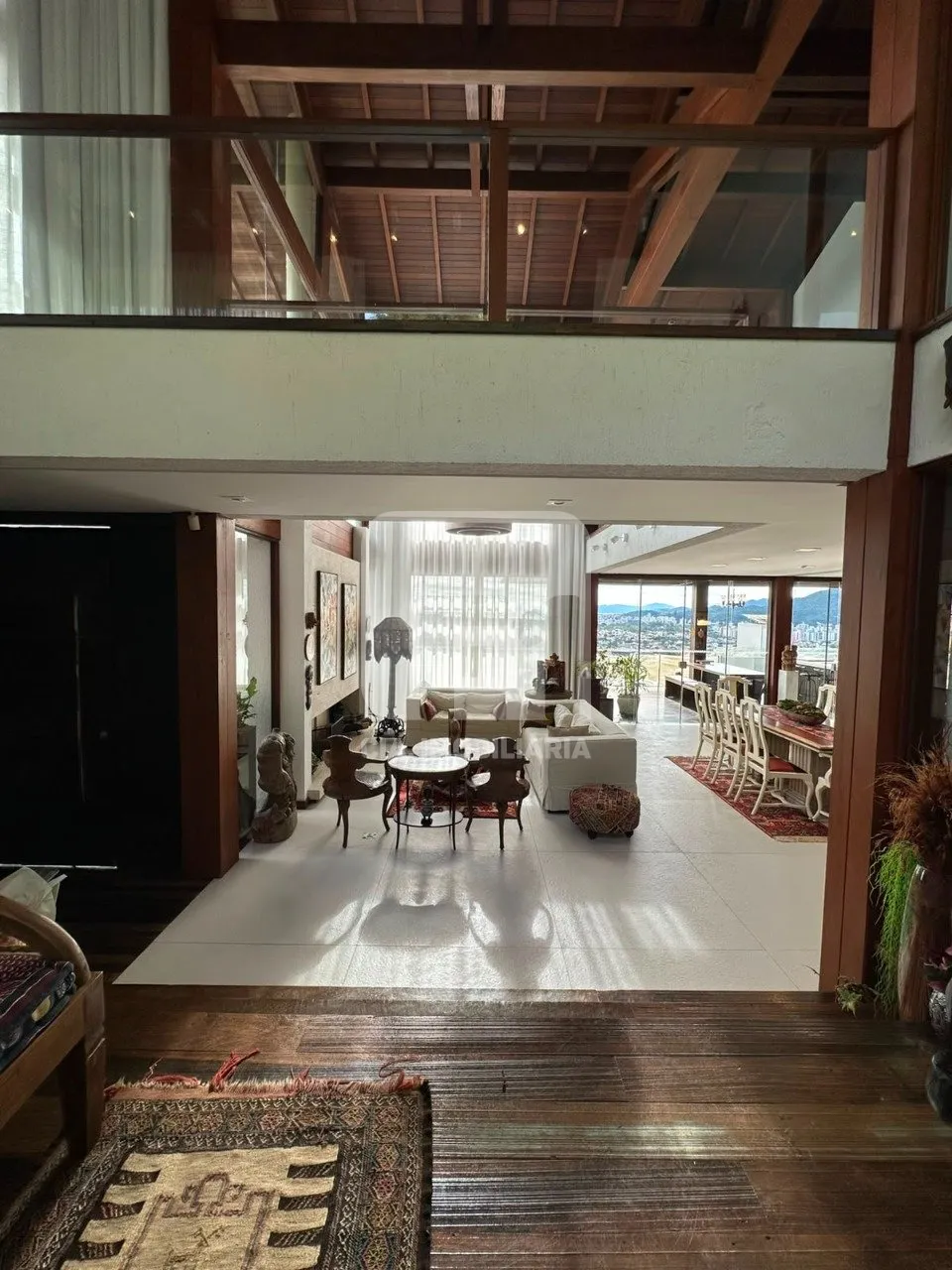 House with 5 bedrooms and a balcony grill