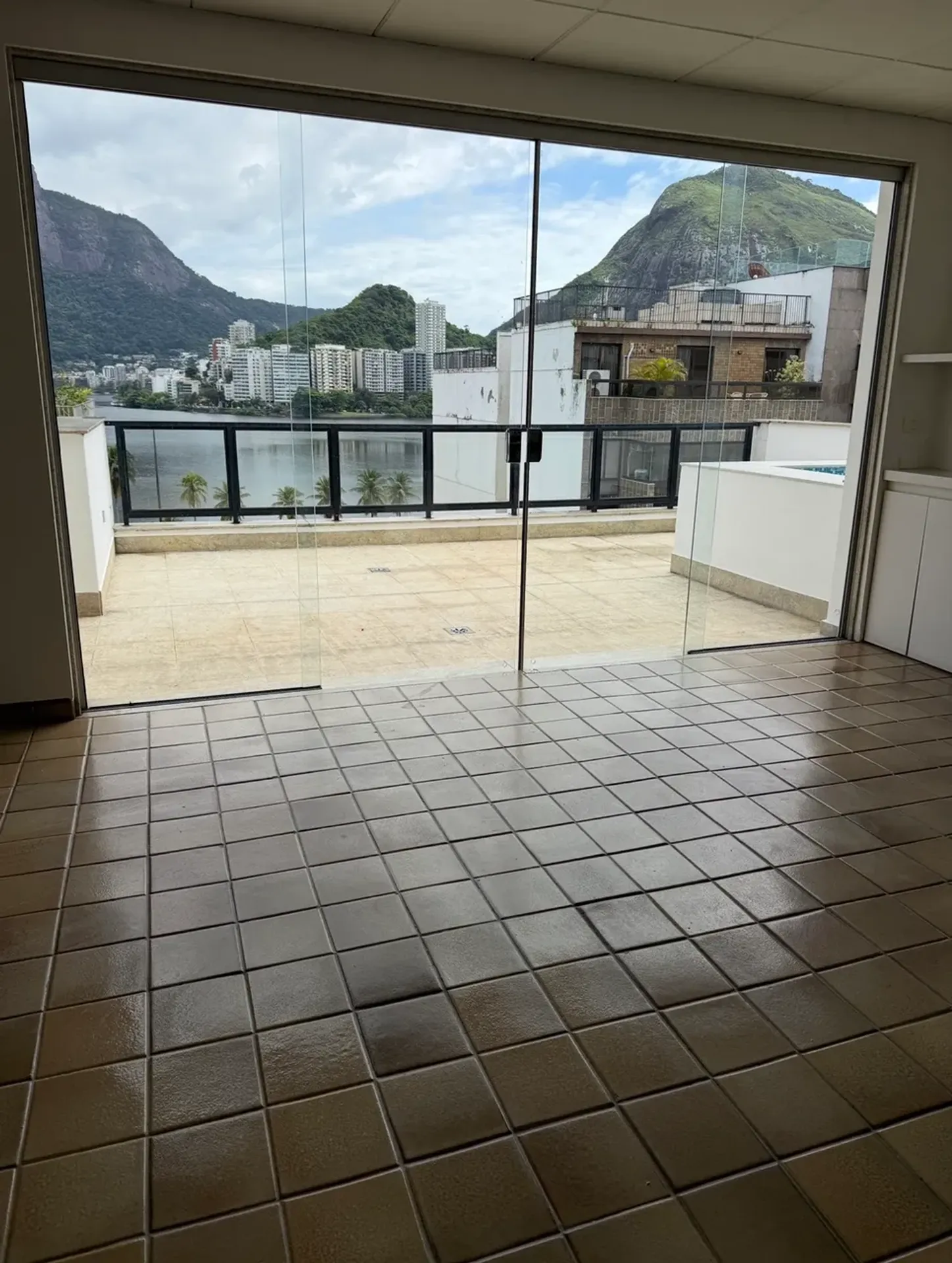 3-bedroom apartment with floor-to-ceiling windows — photo 4