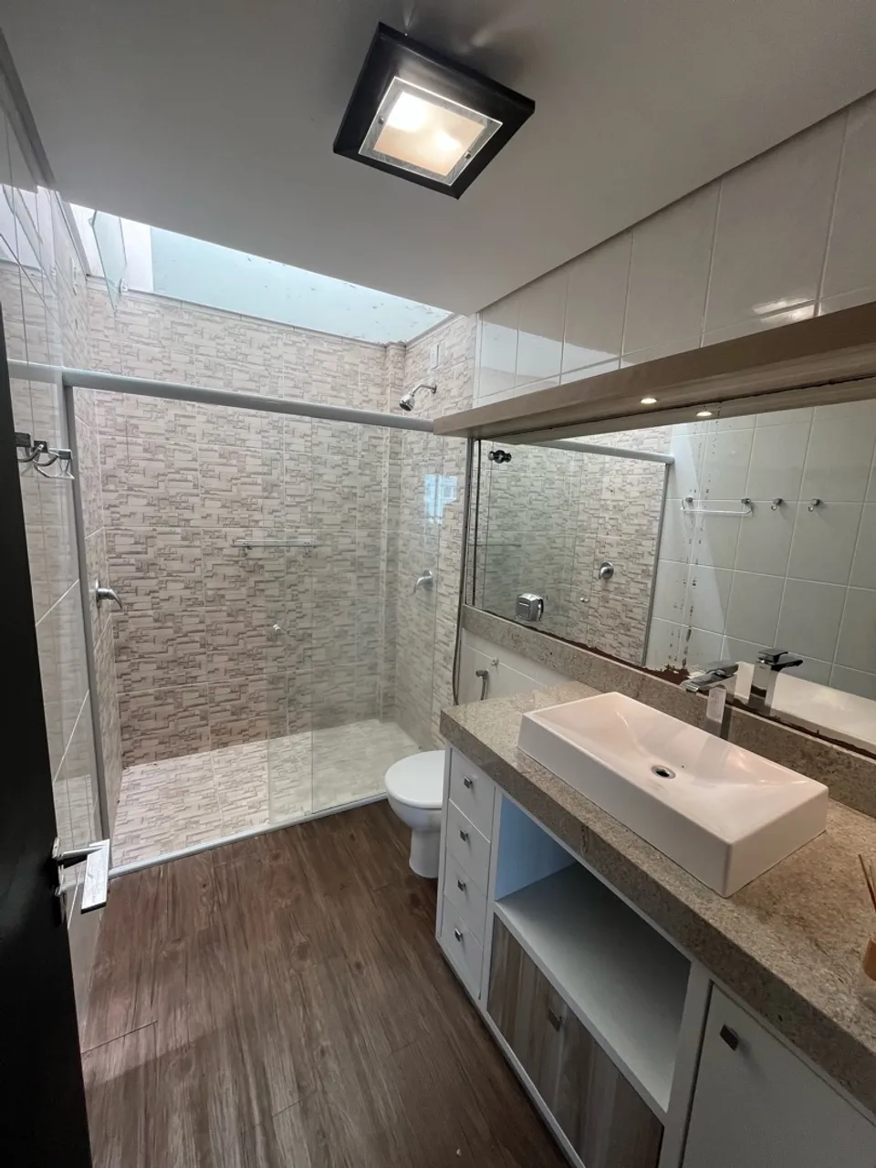 3-bedroom apartment in a building with a gym — photo 14