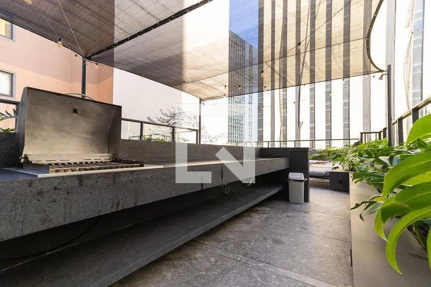 Balcony with a grill in a one-bedroom apartment, 32 m² — photo 9