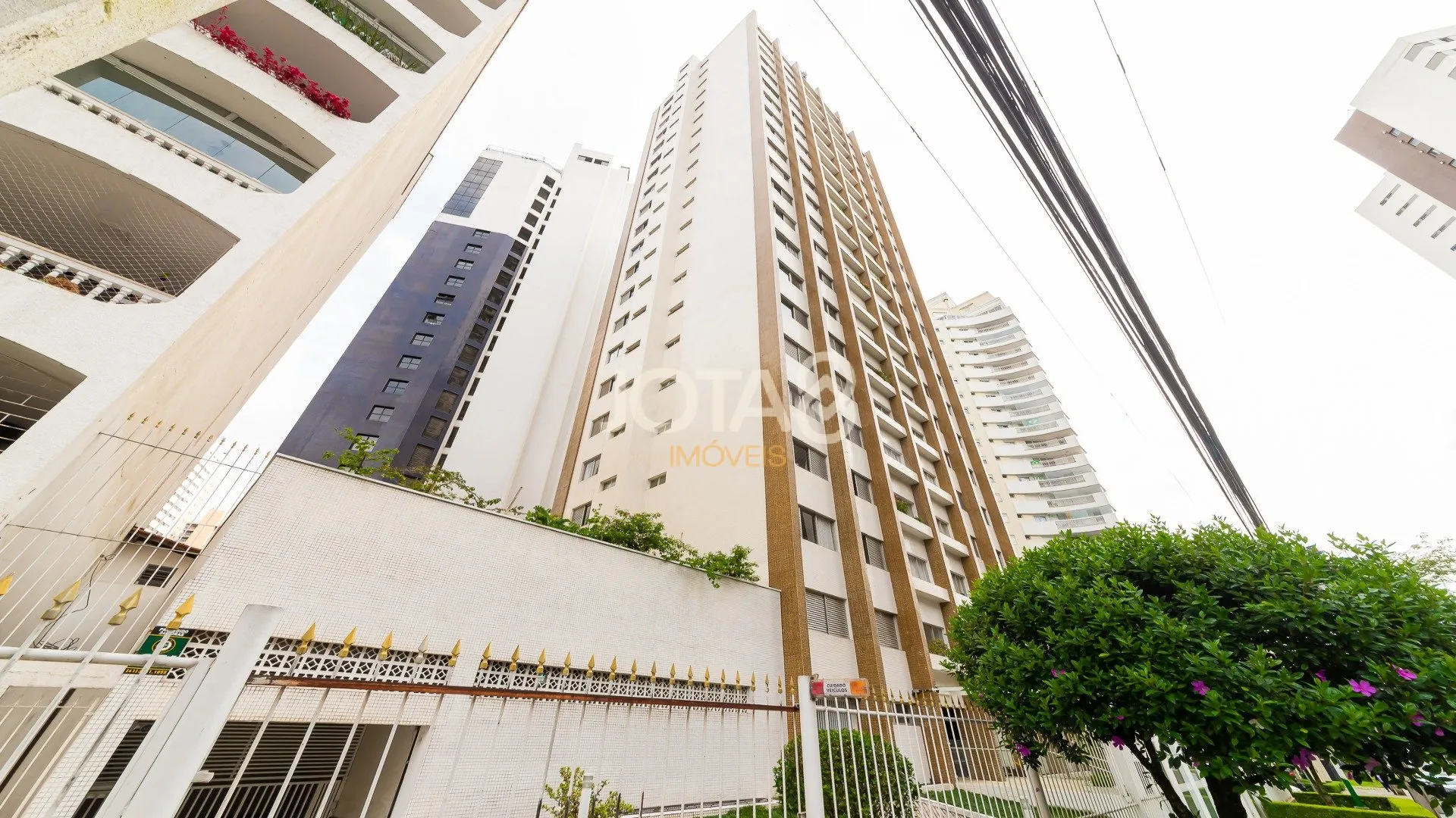 3-bedroom apartment with wood or laminate floors in Curitiba — photo 25