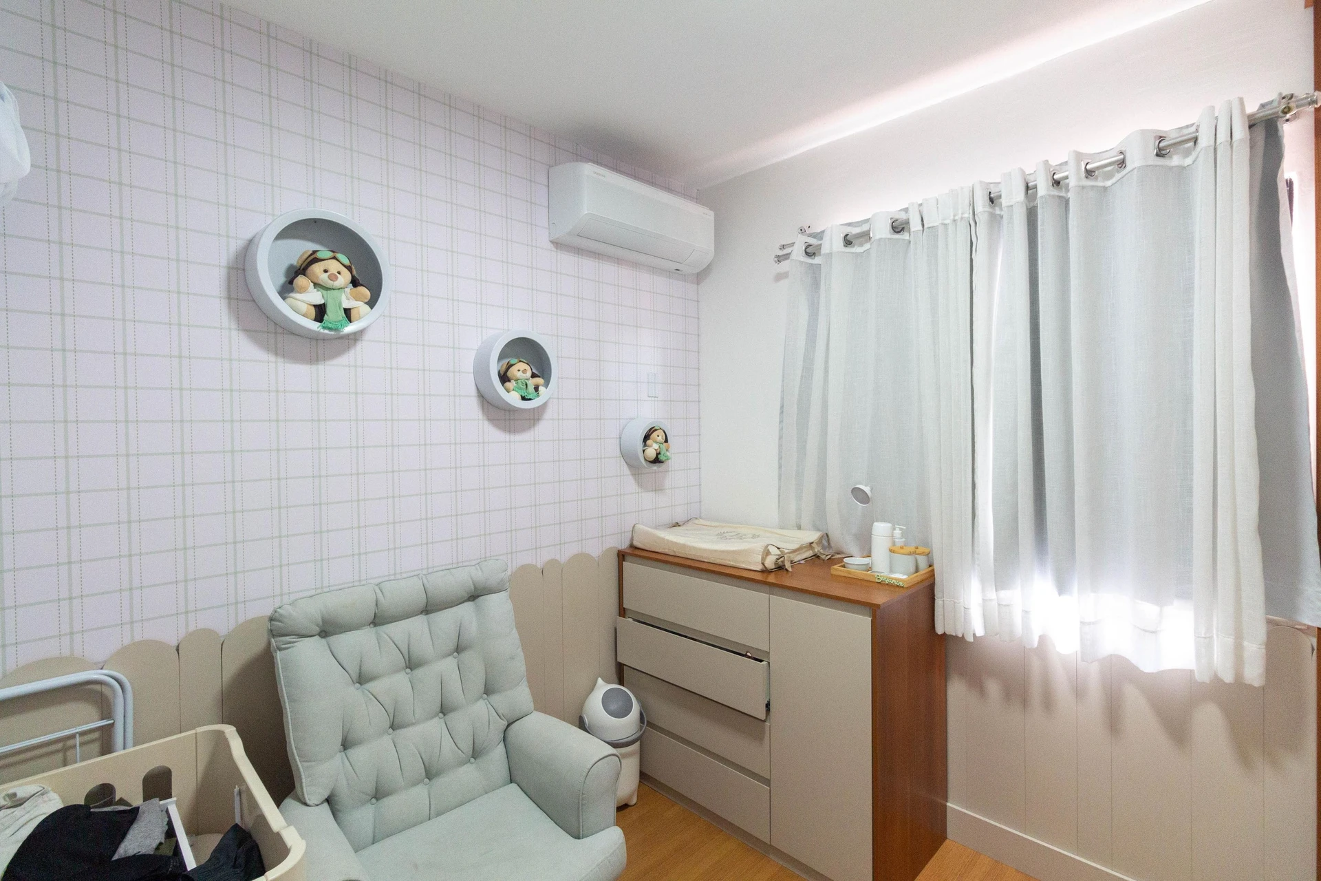 Balcony with a grill in a 2-bedroom house, 80 m² — photo 20