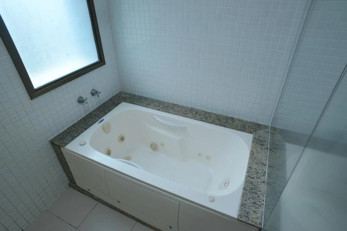 Jacuzzi in a 4-bedroom apartment, 233 m² — photo 45